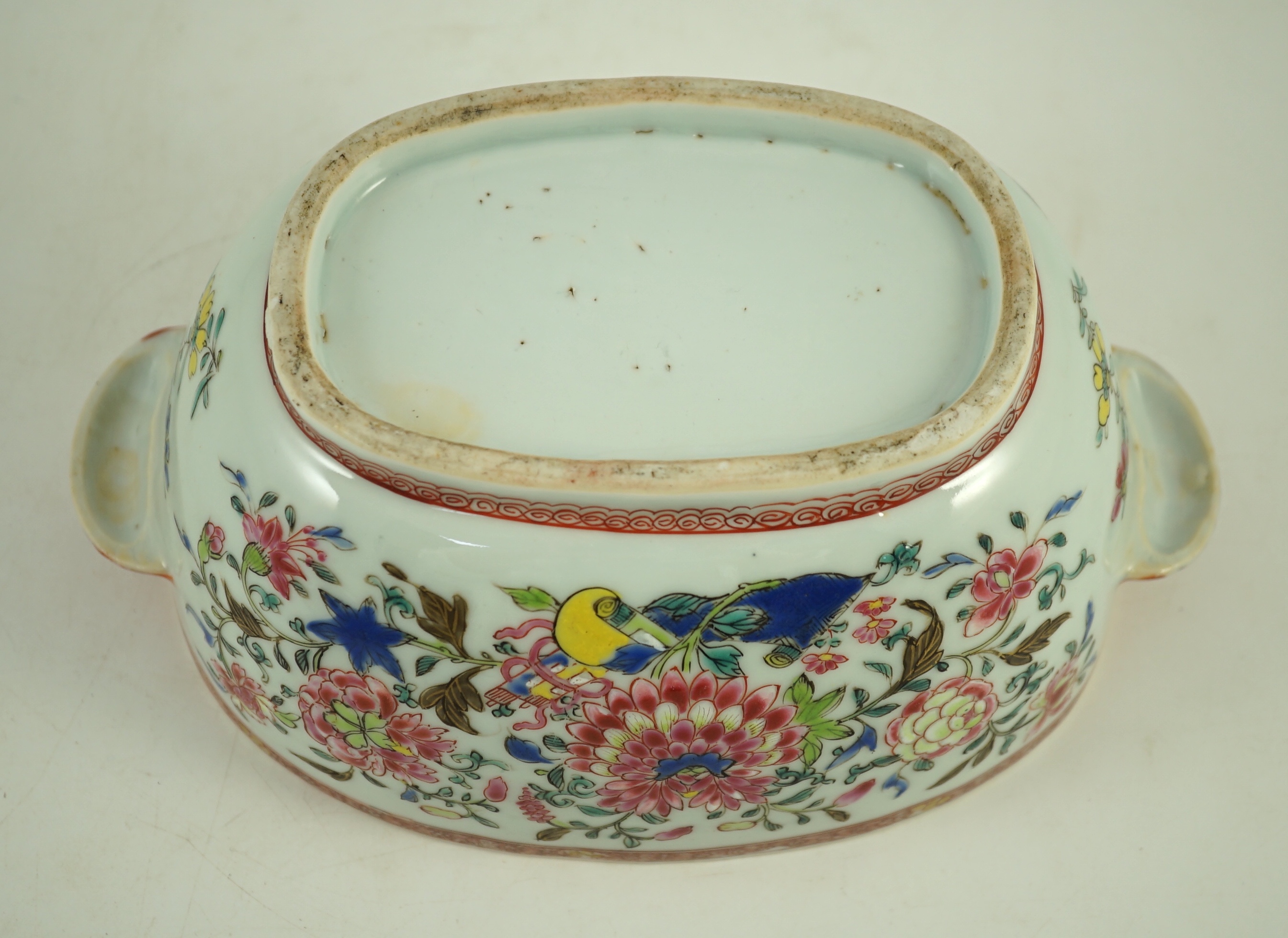 A Chinese export famille rose small tureen and cover, Qianlong period, 22.5 cm wide